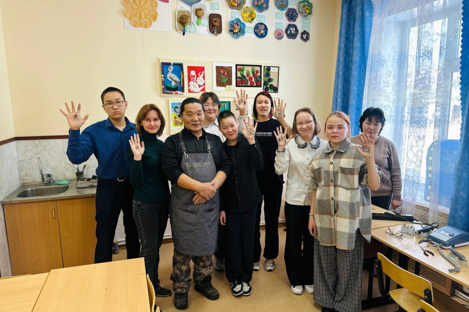 Мастер-класс резьбы по кости провели в селе Анавгай. Фото организаторов. Фотография 1