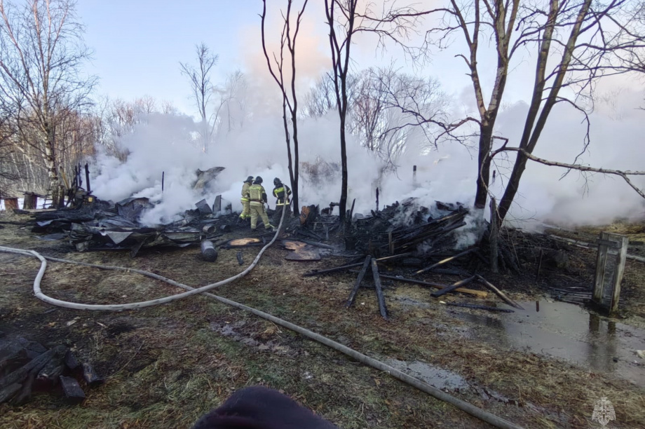 В СНТ «Родник» на Камчатке дотла сгорел дачный дом. Фото: ГУ МЧС России по Камчатскому краю. Фотография 1