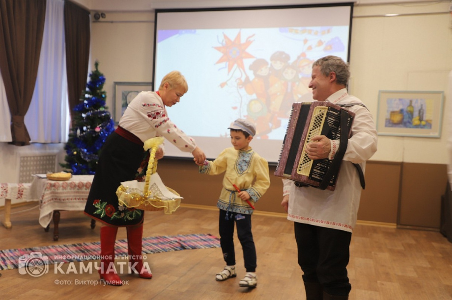 Святочные традиции вспоминали в краевой библиотеке Камчатки. Фото: Виктор Гуменюк. Фотография 38