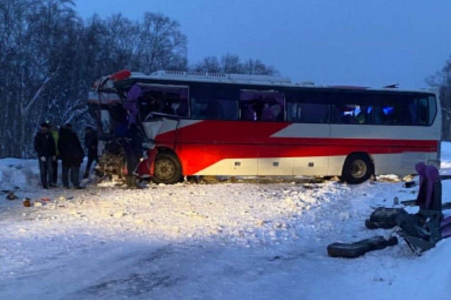  Два пассажирских автобуса столкнулись на мильковской трассе. Фото: WhatsApp. Фотография 1