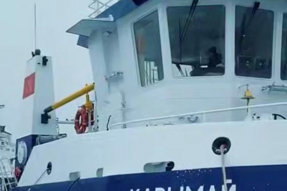 Государственный флаг РФ поднят на двух камчатских сейнерах. . Фотография 1