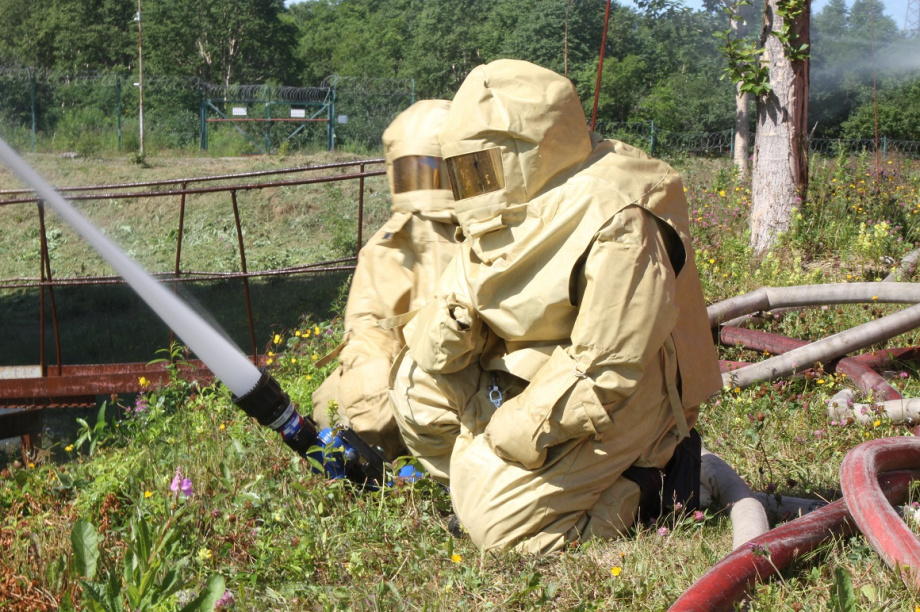 Более 60 пожарных приняли участие в учениях на складе камчатских ТЭЦ. Фото: пресс-служба краевого управления МЧС. Фотография 4