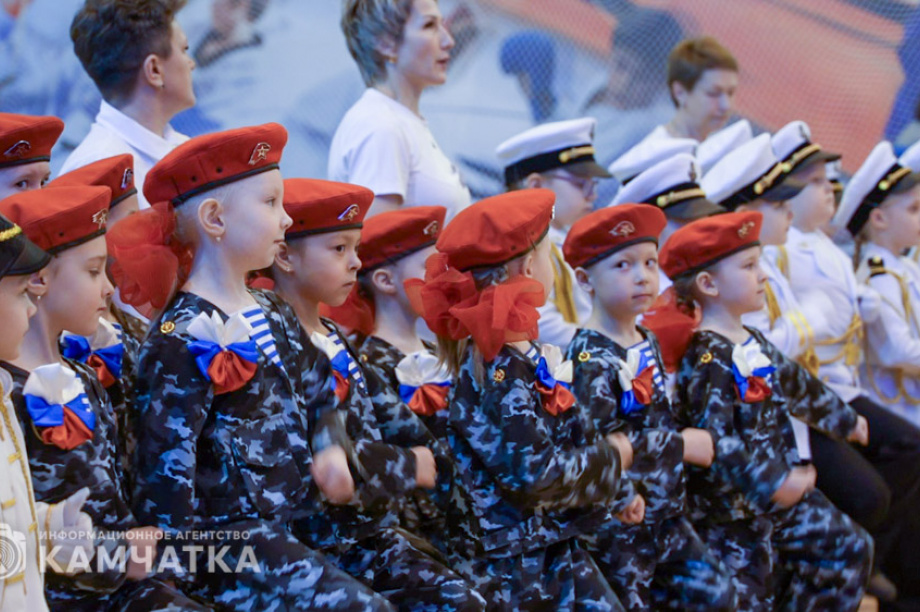 Маленькие герои большого праздника — дошколята Камчатки показали мастерство на конкурсе строя и песни. Фото: Управление образования ПКГО / Екатерина Мазур. Фотография 8