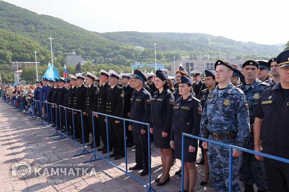 Триколор на главной площади Петропавловска-Камчатского - главный герой и триумфатор  . Фото: ИА «Камчатка» \ Виктор Гуменюк. Фотография 10
