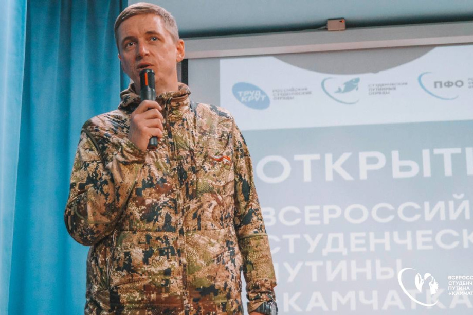 В Октябрьском приезжих студентов посвятили в рыбообработчики . . Фотография 7