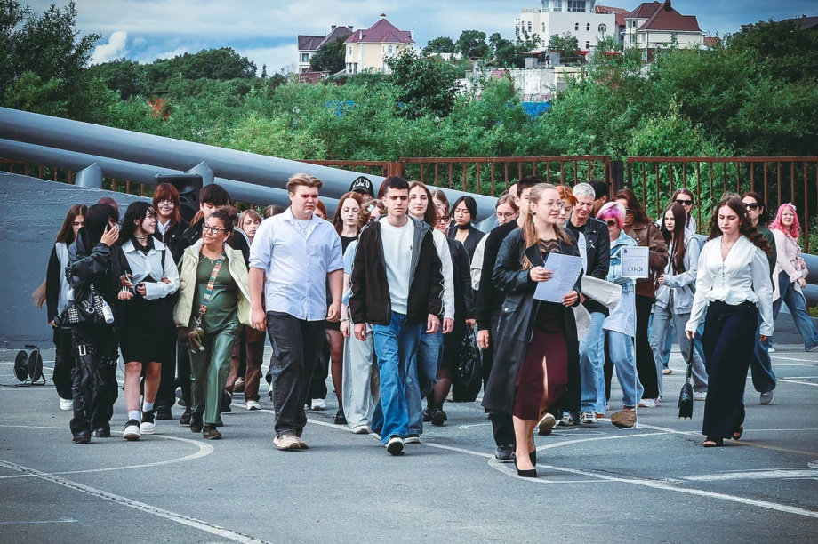 В Камчатском политехническом техникуме прошла линейка в честь Дня знаний. Фото: «Камчатка Сегодня» \ Игорь Сафончик. Фотография 9