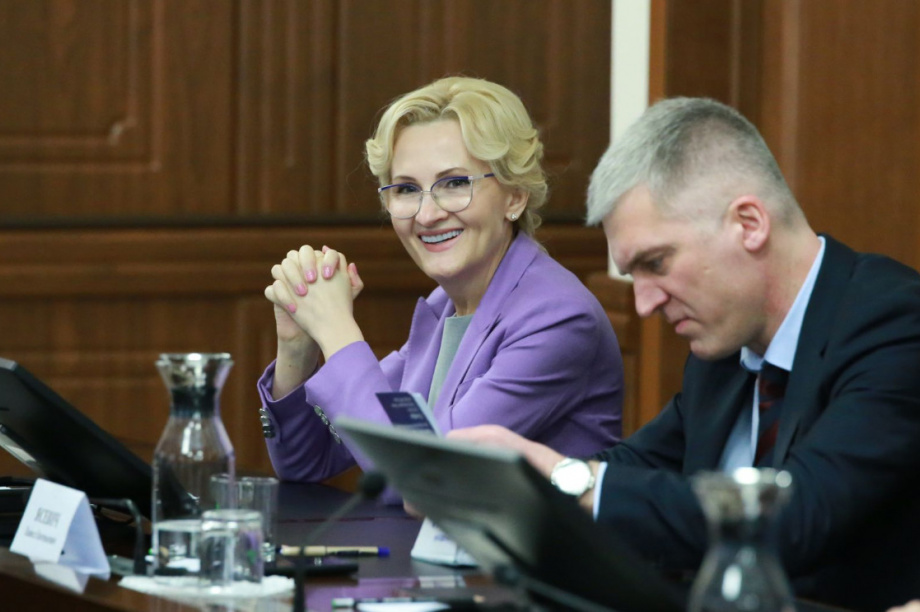 Депутаты краевого парламента благодарят Ирину Яровую за огромную помощь региону. Фото: zaksobr.kamchatka.ru. Фотография 2