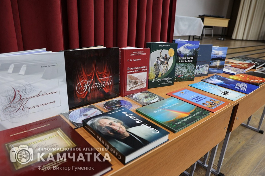 «Парту Героя» открыли сегодня в школе Петропавловска. фото: Виктор Гуменюк. Фотография 33