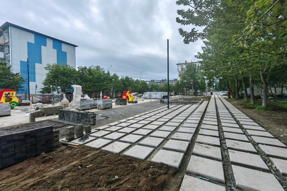 Детскую площадку обустраивают в сквере Строителей в Петропавловске. Фото: kamgov.ru. Фотография 8