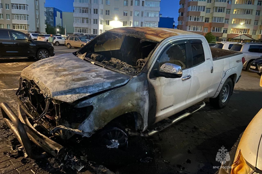 На Камчатке Toyota Tundra вспыхнула по вине поджигателей. Фото: ГУ МЧС России по Камчатскому краю