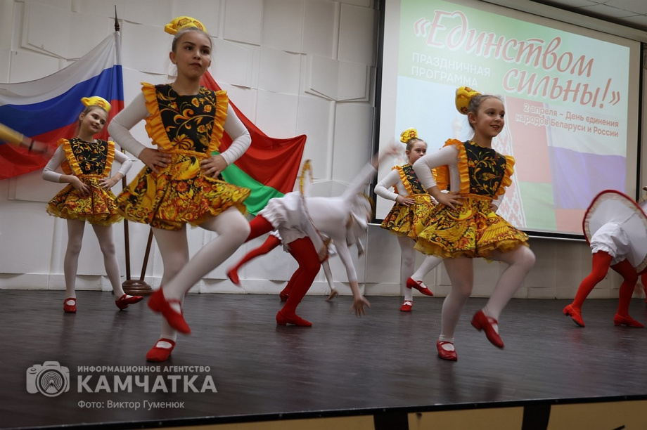 Праздничная программа «Единством сильны!» (фоторепортаж из библиотеки им. С.П. Крашенинникова). Фото: ИА «Камчатка» \ Виктор Гуменюк. Фотография 22