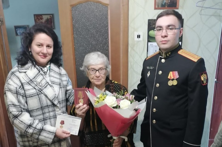 На Камчатке вручили памятную медаль узнице концлагерей. Фото: kamgov.ru