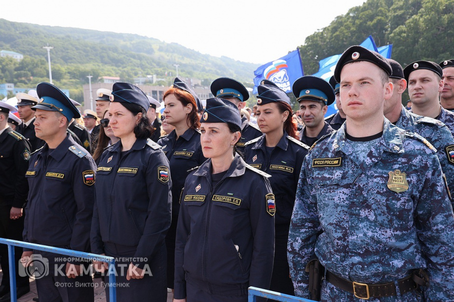 Триколор на главной площади Петропавловска-Камчатского - главный герой и триумфатор  . Фото: ИА «Камчатка» \ Виктор Гуменюк. Фотография 36