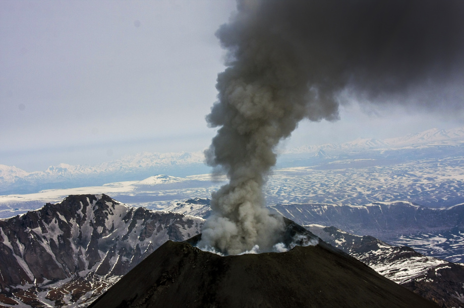 Карымский вулкан выбросил пепел на высоту в 2 километра. Фото: Виктор Гуменюк/ архив ИА "Камчатка"