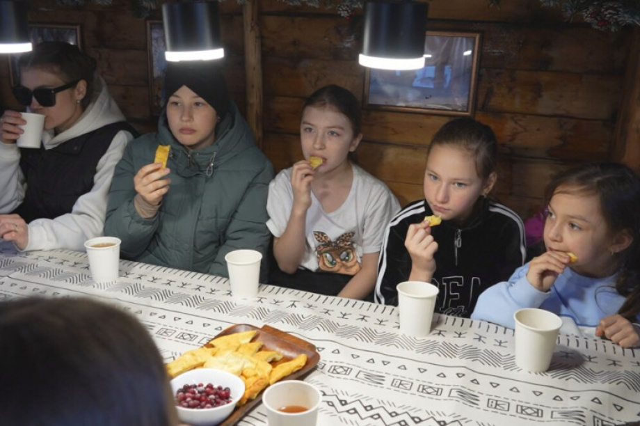 Для камчатских детей участников СВО устроили экскурсию в питомник «Снежные псы». Фото с сайта  kamgov.ru. Фотография 7