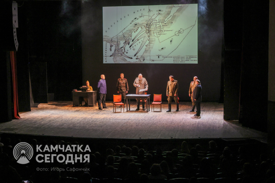 Спектакль «Баллада о Курильском десанте» стал финальный аккордом в череде памятных мероприятий к 80-летию Победы (фоторепортаж). . Фотография 8