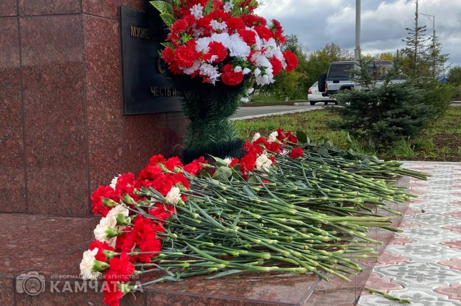 Памятник участникам СВО торжественно открыли в камчатском посёлке Сокоч. Фото: ИА "Камчатка". Фотография 5
