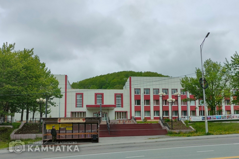 Учения МЧС: На сцене Камчатского дворца детского творчества возник пожар. Фото: Олеся Сурина, Игорь Ходжер. Фотография 1