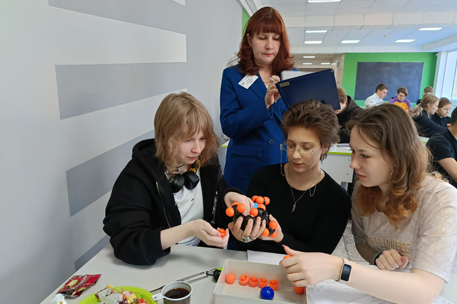 Химия на скорости: школьники Камчатки соревновались в сборке молекул. . Фотография 2