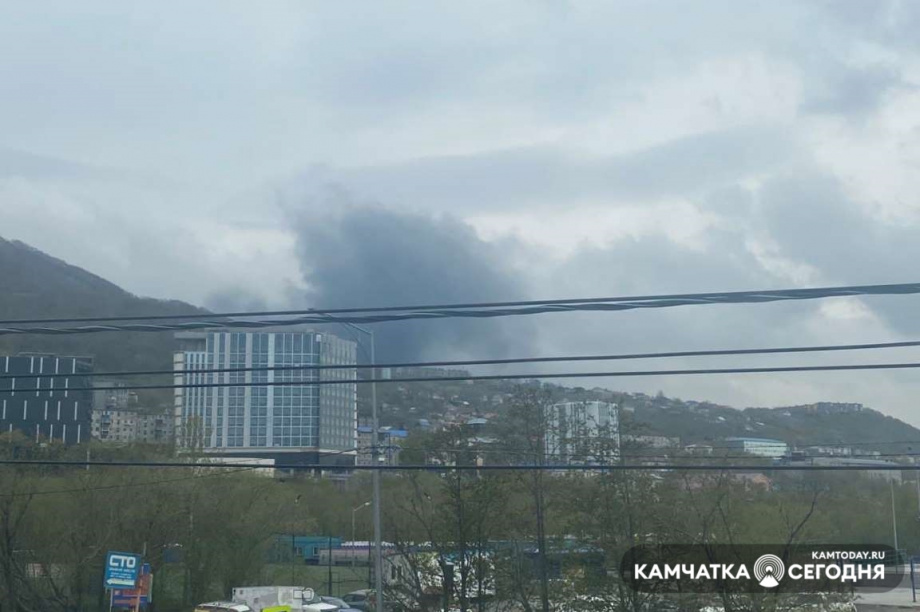 В Петропавловске горит строящееся здание школы № 33. Фото: информационное агентство "Камчатка", WhatsApp. Фотография 1