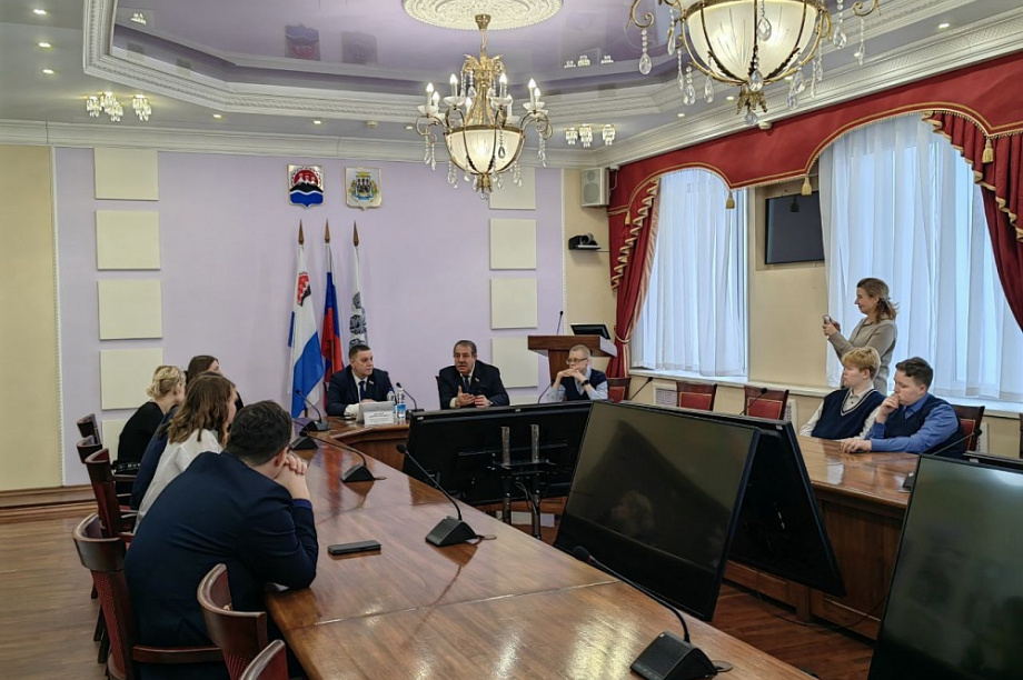 Школьники из Петропавловска-Камчатского сходили в гости к городским  депутатам. Фото: дума ПКГО. Фотография 6
