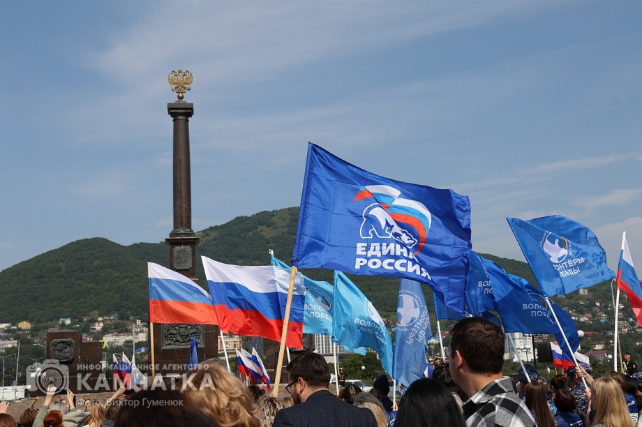 Триколор на главной площади Петропавловска-Камчатского - главный герой и триумфатор  . Фото: ИА «Камчатка» \ Виктор Гуменюк. Фотография 47