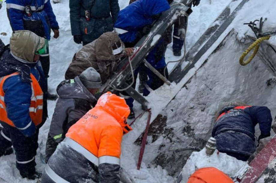 Геолога нашли живым под снежной лавиной на Агинском месторождении на Камчатке. Фото: ГУМЧС России по Камчатскому краю, СУ СК России по Камчатскому краю. Фотография 5