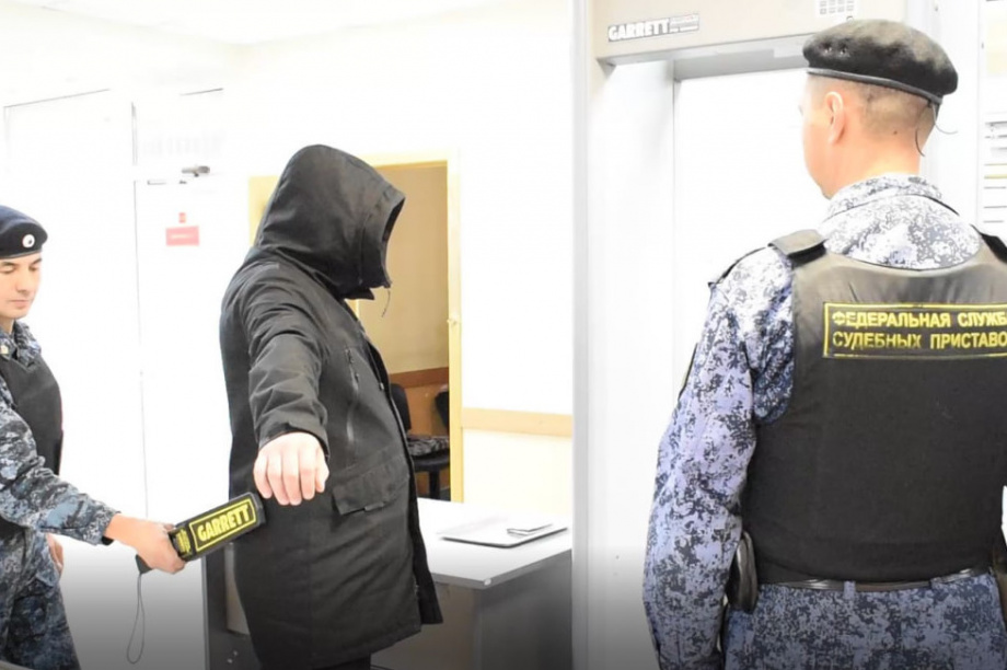  Арсенал «запрещенки» изъяли судебные приставы у входа в зал заседаний. Фото: пресс-служба УФССП России по Камчатскому краю и Чукотскому АО.. Фотография 1