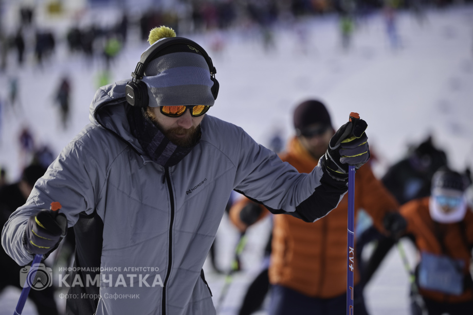 Лыжня России 2026 на Камчатке: полторы тысячи участников объединились на старте. Фото: «Камчатка Сегодня» \ Игорь Сафончик. Фотография 18