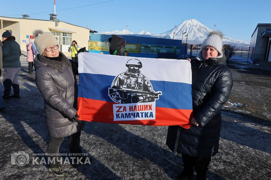 Это радость со слезами на глазах — самолёт с мобилизованными бойцами СВО прилетел на Камчатку. Фото: Виктор Гуменюк . Фотография 5