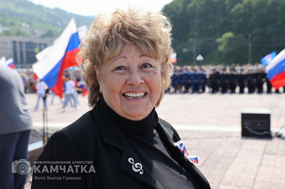 Триколор на главной площади Петропавловска-Камчатского - главный герой и триумфатор  . Фото: ИА «Камчатка» \ Виктор Гуменюк. Фотография 45