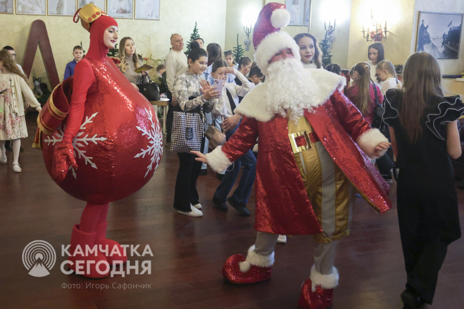 Пятьсот детей побывали на Губернаторской ёлке на Камчатке. Фото: ИА «Камчатка»/Игорь Сафончик. Фотография 8