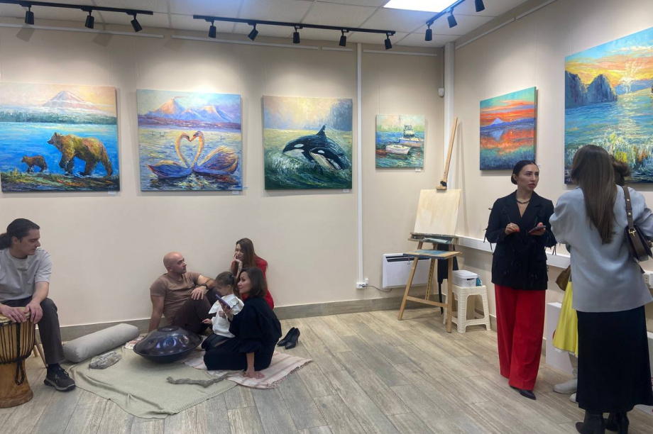 Серия картин «Ковчег» представлена на Камчатке художником  Евгенией Полюдовой. . Фотография 1