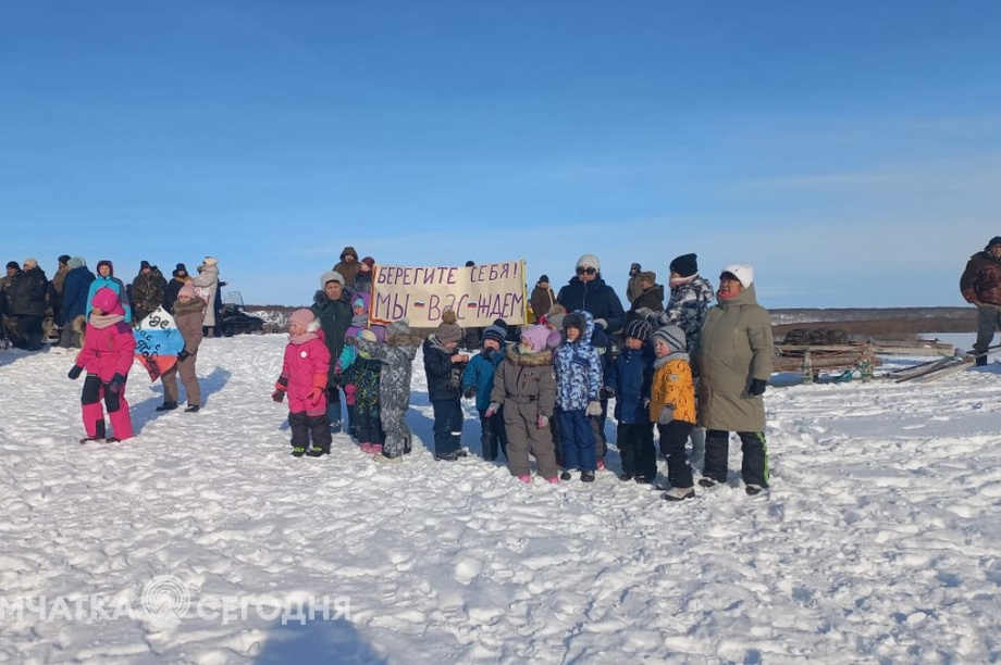 Жители села Седанка проводили своих земляков, вызвавшихся добровольцами на СВО. Фоторепортаж. фото: Светлана Захарова. Фотография 17