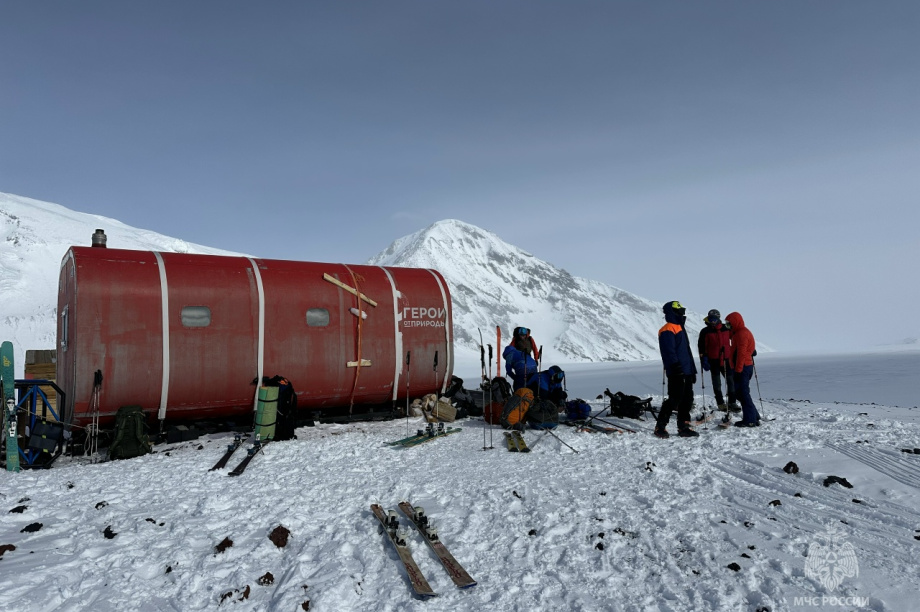 Спасатели МЧС водрузили флаг на вершине Ключевской Сопки на Камчатке. Фото: ГУ МЧС России по Камчатскому краю. Фотография 13