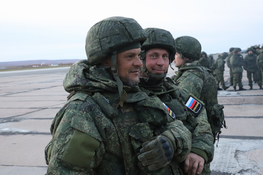 Мобилизованных жителей Камчатки торжественно проводили к месту несения службы. Фото: Виктор Гуменюк. Фотография 12