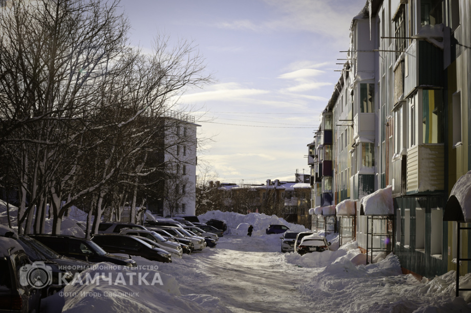 Коммунальные службы Камчатки продолжают бороться со снежными завалами (фоторепортаж). . Фотография 26