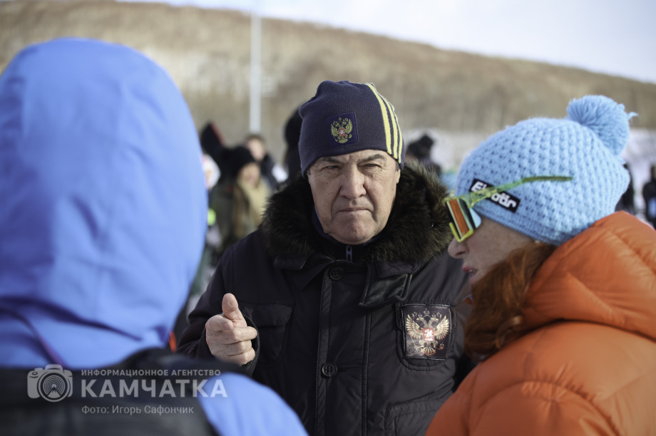 Лыжня России 2026 на Камчатке: полторы тысячи участников объединились на старте. Фото: «Камчатка Сегодня» \ Игорь Сафончик. Фотография 54