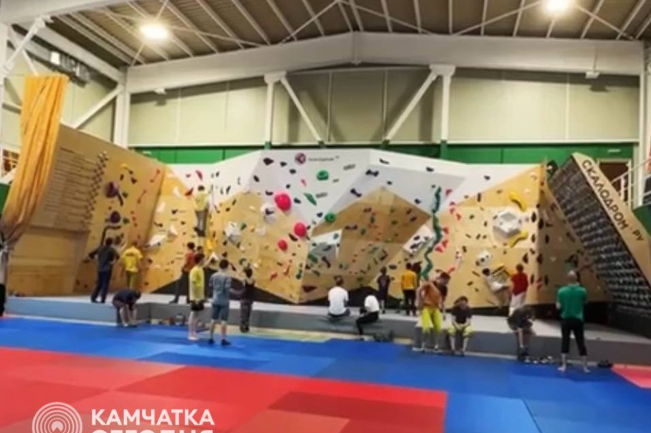 Современный скалодром открывается на Камчатке. . Фотография 1