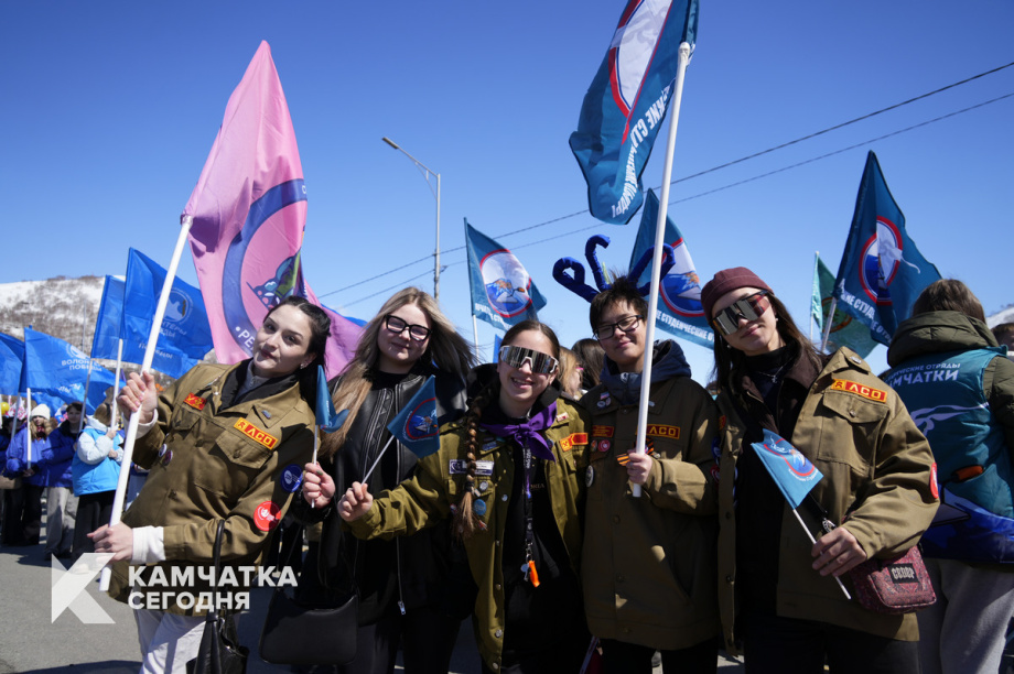 Тысячи камчатцев вышли на первомайское шествие на площади Ленина (фоторепортаж). Фото: ИА «Камчатка». Фотография 11