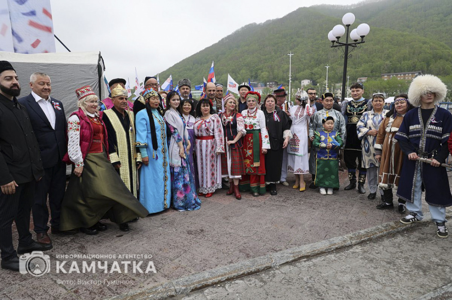 День России отметили на Камчатке многонационально, с митингом, концертом и детскими забавами. . Фотография 19