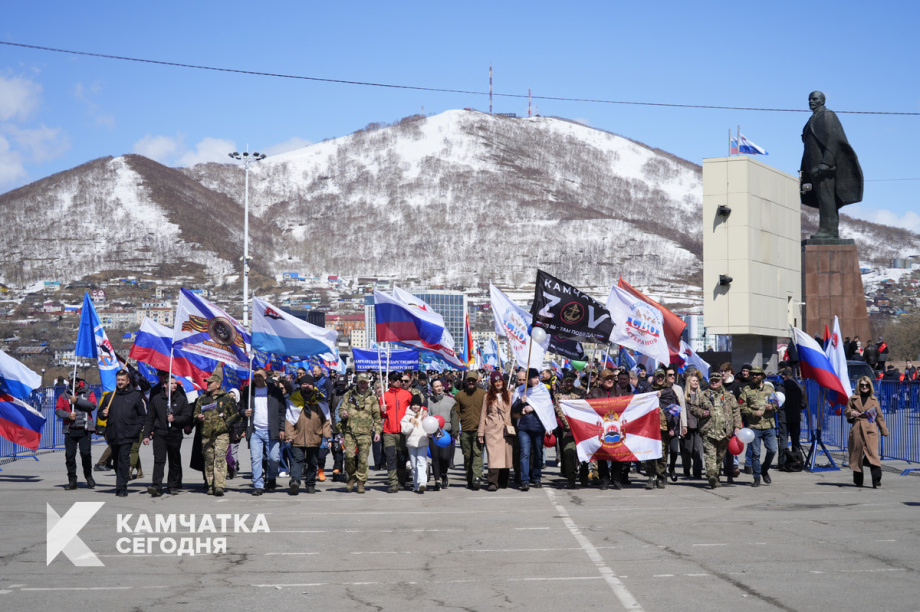 Тысячи камчатцев вышли на первомайское шествие на площади Ленина (фоторепортаж). Фото: ИА «Камчатка». Фотография 2