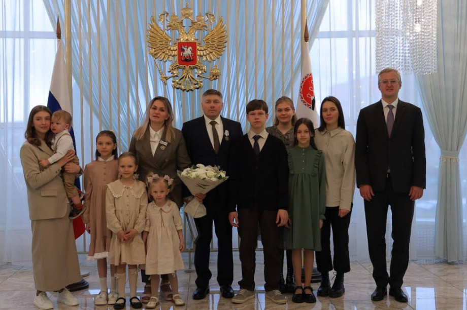 Медаль ордена «Родительская слава» вручена семье Семашкиных на торжественном приеме у губернатора Камчатки. Фото: kamgov.ru. Фотография 1