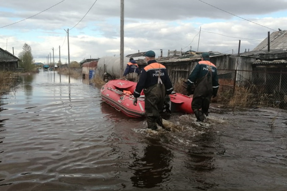 Камчатские спасатели продолжают оказывать помощь пострадавшим от паводка сельчанам. Фото предоставлено пресс-службой краевого управления МЧС. Фотография 1