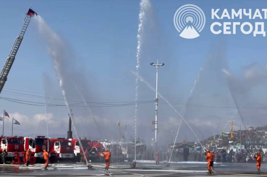 День пожарной охраны на Камчатке отмечают вальсом тяжелых машин и шоу поющих фонтанов. Фото: ИА "Камчатка". Фотография 2