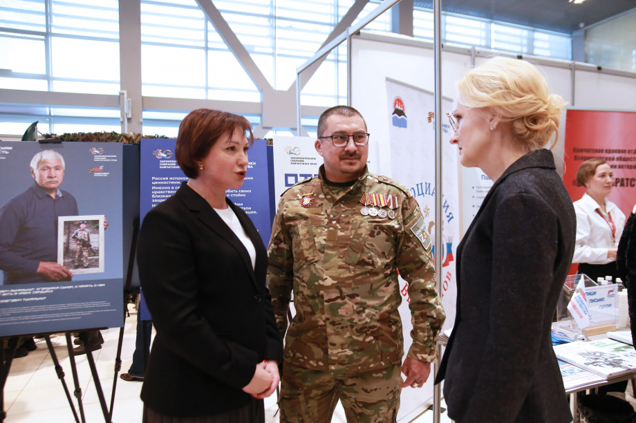 Сергей Меркулов выразил признательность Ирине Яровой от имени камчатских военнослужащих СВО. Фото: kamgov.ru. Фотография 6