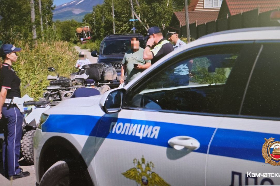 На Камчатке малолетки по очереди управляли квадроциклом. Фото: Госавтоинспекция Камчатского края. Фотография 2