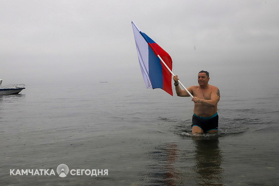 Заплыв в поддержку российских военных провели в бухте на Камчатке. Фоторепортаж. Фото: Виктор Гуменюк\ИА "Камчатка". Фотография 10
