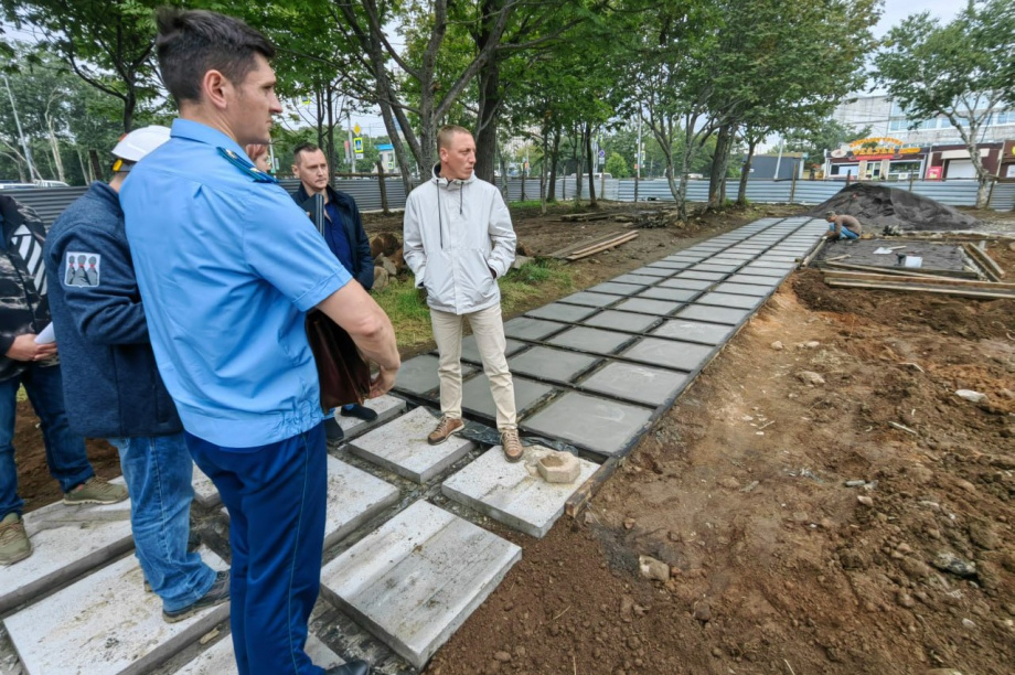 Детскую площадку обустраивают в сквере Строителей в Петропавловске. Фото: kamgov.ru. Фотография 2