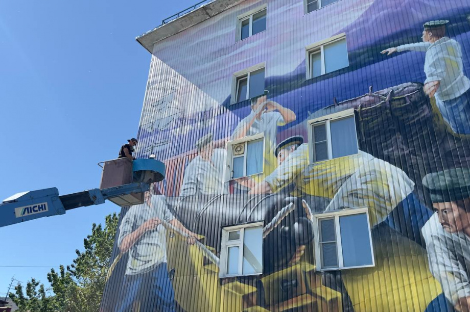 Мурал о подвиге Петропавловского гарнизона украсил столицу Камчатки. Фото: Олеся Сурина, pkgo.ru. Фотография 9